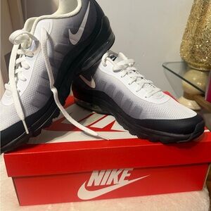 Nike Air Max Men Invigor Print Sneakers